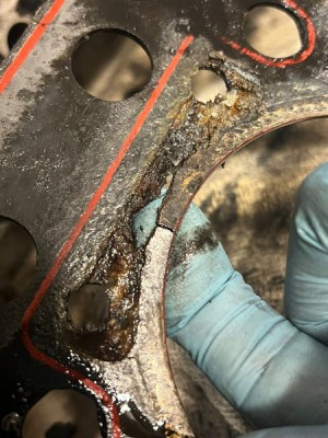 04D93401-631B-4672-8E6F-0F077410635B.jpg (81.18 KiB) 146 mal betrachtet Riss in der Kopfdichtung