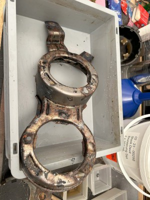 IMG_4754.jpg (64.48 KiB) 22149 mal betrachtet Scheinwerferhalter entlackt, vor dem Entrosten