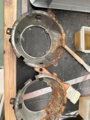 IMG_4755.jpg (70 KiB) 22149 mal betrachtet Haltetöpfe für Scheinwerfereinsatz, rostig