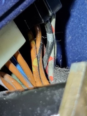 Bild 1.jpg (48.17 KiB) 4198 mal betrachtet 1 Steckverbindung zur Instrumentenkombination 6 Polig unten