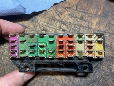 ausgebauter Sicherungskasten.jpg (81.57 KiB) 6326 mal betrachtet ausgebauter Sicherungskasten.jpg